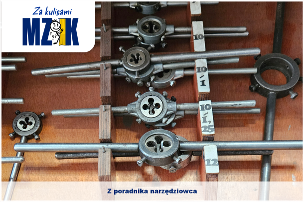 Znak graficzny Za kulisami MZK oraz zdjęcie narzędzi