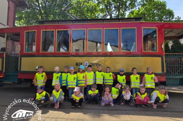 zdjęcie przedszkolaków na tle tramwaju turystycznego