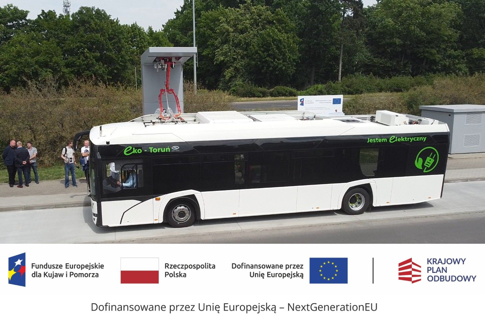 Biały autobus elektryczny MZK w Toruniu