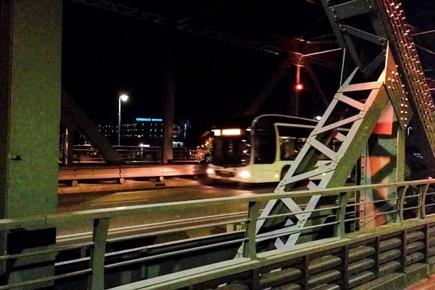 Autobus MZK nocą na moście w Toruniu