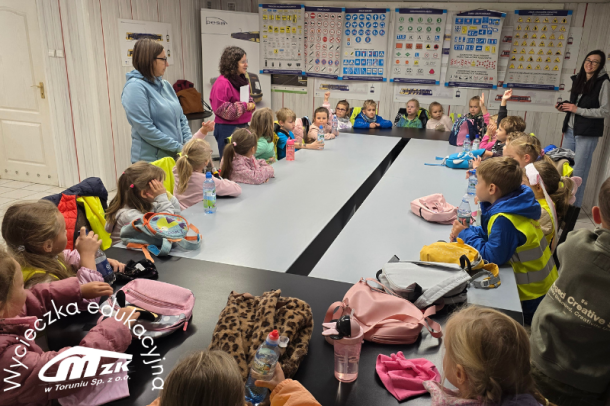 zdjęcie przedszkolaków podczas lekcji edukacyjnej w MZK w Toruniu