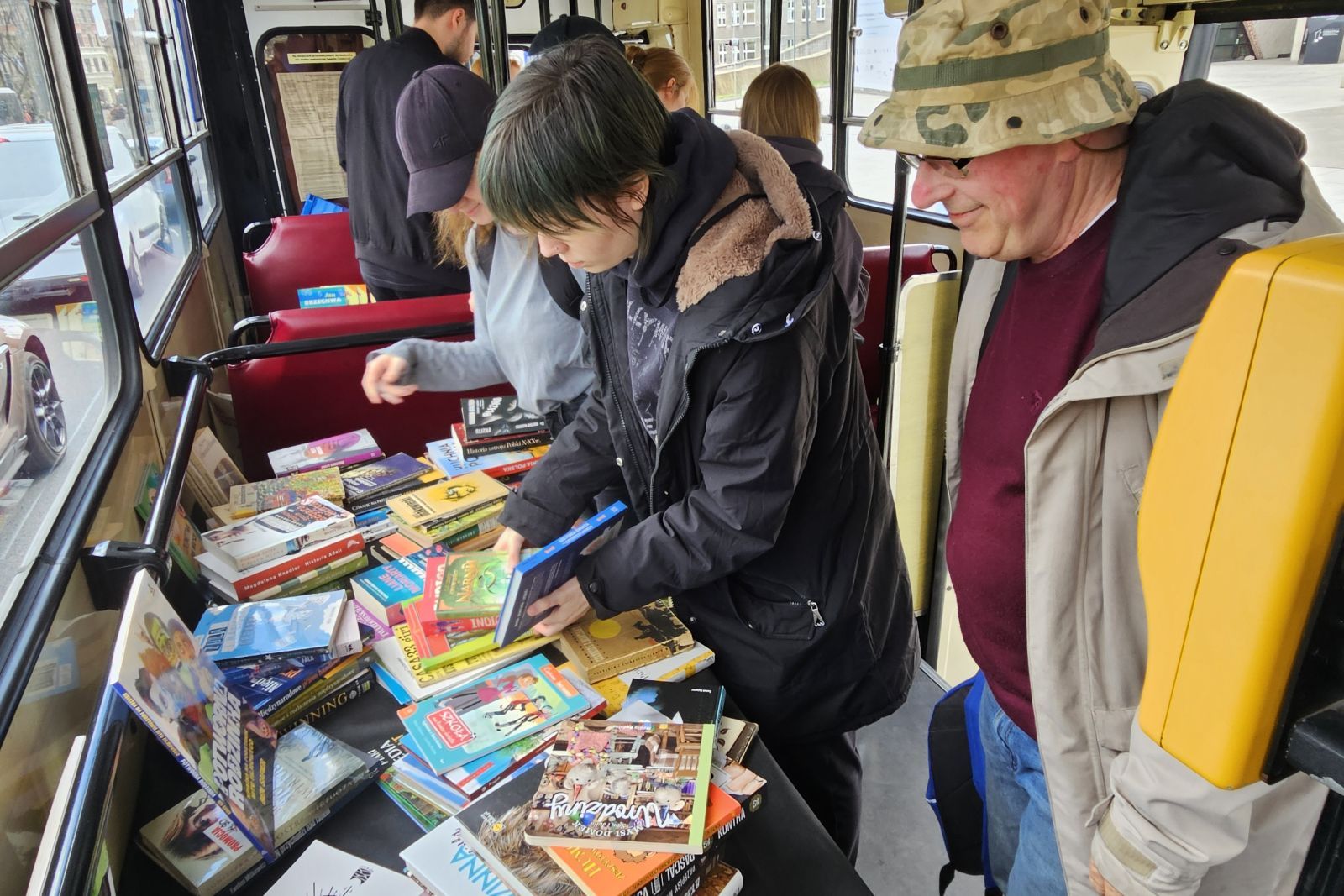 Bezpłatne rozdawanie książek w autobusie MZK w Toruniu